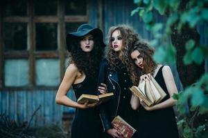 três mulheres vintage como bruxas foto