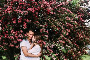 jovem casal feliz apaixonado ao ar livre foto