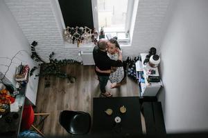 homem e mulher na cozinha foto
