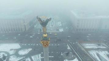 estátua de berehynia no topo do monumento da independência em kiev, ucrânia foto