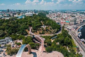 vista aérea de drone da nova ponte pedonal de cima foto