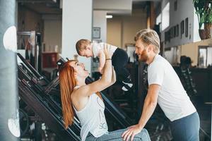 jovem família com menino no ginásio foto