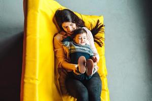 mãe e filho brincam em casa foto