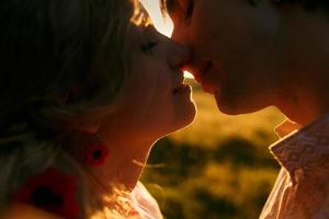 casal se beijando no por do sol foto