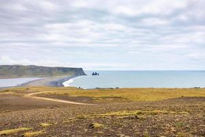 promontório de dyrholaey e praia vulcânica na islândia foto