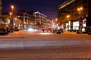 vista da rua tverskaya à noite de inverno em moscou foto