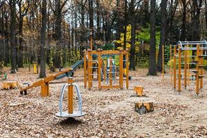 playground no parque urbano no outono foto