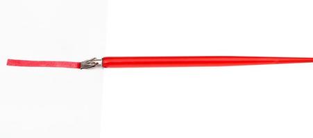 vista lateral da caneta de imersão desenhando uma linha vermelha por ponta larga foto