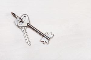 chaves da porta no chaveiro na mesa marrom pálida foto