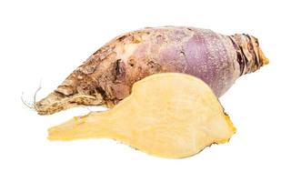 fatiado e inteiro de raiz de rutabaga fresca isolada foto