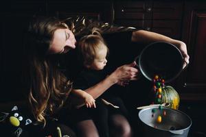 mãe e filha brincando juntos em casa foto