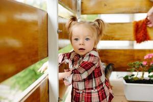 menina brincando na varanda foto