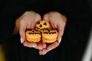 mulher segurando um biscoito para o halloween foto