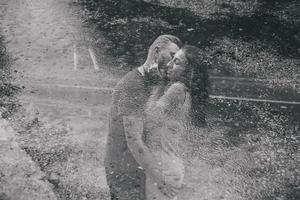 lindo casal abraçando na chuva foto