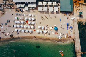 vista aérea da multidão de pessoas na praia foto