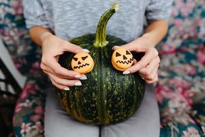 mulher segurando um biscoito para o halloween foto