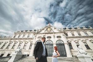 casal de noivos em uma caminhada na propriedade do mirante em viena foto