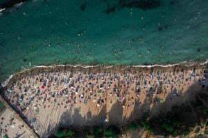 vista aérea da multidão de pessoas na praia foto