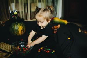 menina brincando em uma bruxa foto