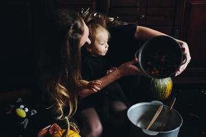 mãe e filha brincando juntos em casa foto