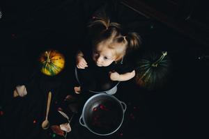 menina brincando em uma bruxa foto