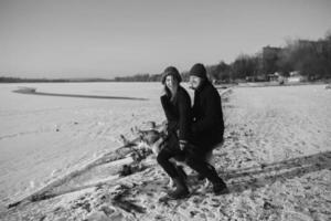 jovem casal na praia durante o inverno foto
