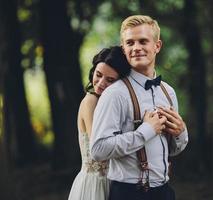 lindo casal de noivos posando foto