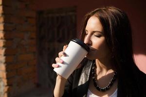 linda garota de óculos com café foto