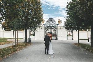 casal de noivos em uma caminhada na propriedade do mirante em viena foto