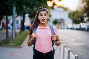 retrato de moda de estilo de vida de verão de jovem surpreendida foto