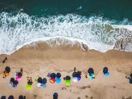 praia com espreguiçadeiras na costa do oceano foto