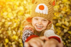 sorriso da filha na câmera foto