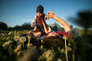 jovem família com uma criança na natureza foto