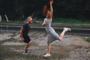 lindo casal na chuva foto