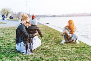 duas mulheres e um menino no lago foto