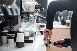 máquina de café profissional em um bar foto