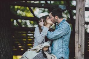 jovem casal apaixonado foto