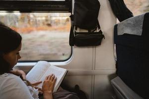 jovem feliz sentado no ônibus da cidade foto