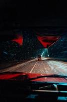 no carro vista da tempestade de neve na estrada rural foto