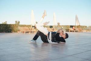 lindo casal doce deitado, abraçando e beijando foto