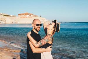 casal apaixonado se abraçando na praia foto