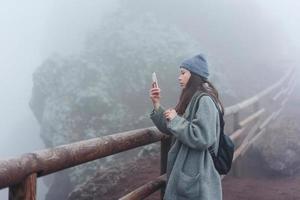 menina sobe o caminho para a montanha foto