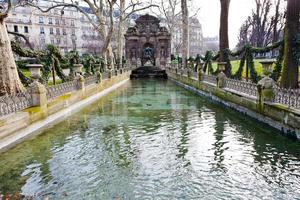 fonte medici no jardim de luxemburgo em paris foto