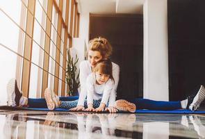 família encantadora passa o tempo na academia foto