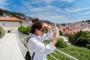 jovem mulher bonita no fundo de uma pequena cidade croata foto