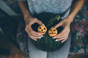 mulher segurando um biscoito para o halloween foto