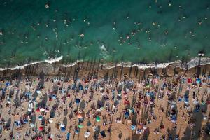 vista aérea da multidão de pessoas na praia foto