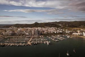 paisagem com barcos na baía de marina, mar, edifícios na cidade. foto