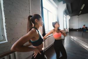 mulheres atraentes em pé no clube esportivo após o treino foto