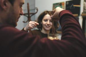 casal vintage preparando café com cafeteira a vácuo. foto